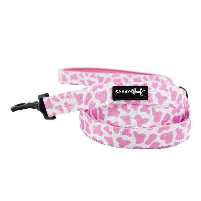 Sassy woof- pechera y correa Strawberry Milk